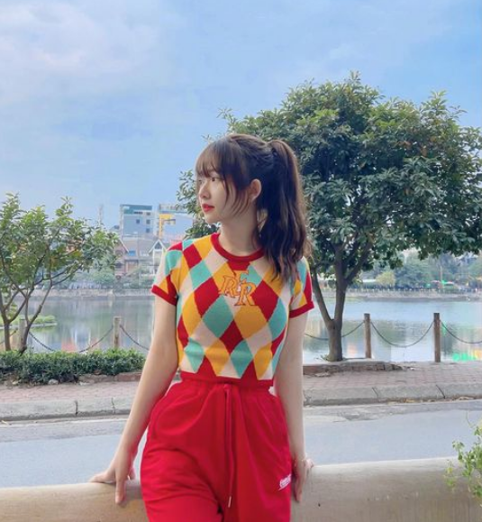 Bài viết dành nhiều mỹ từ ngợi khen Thùy Trang: "Cô gái có một cơ thể hoàn hảo, cặp mông tròn, lưng cong quyến rũ, làn da trắng và thân hình vô cùng nóng bỏng".