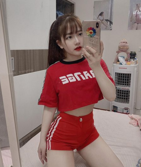 Hot girl 27 tuổi được nhận xét là có gương mặt "ai nhìn cũng yêu".