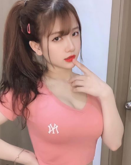 Sở hữu chiều cao khiêm tốn nhưng thay vào đó, vóc dáng cô nàng phổng phao, cân đối.