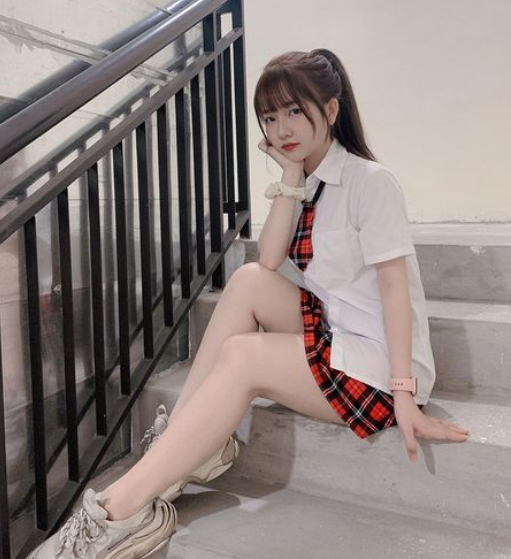 Trang Facebook và Instagram của cô bạn sở hữu hơn 400.000 và hơn 300.000 lượt người theo dõi.