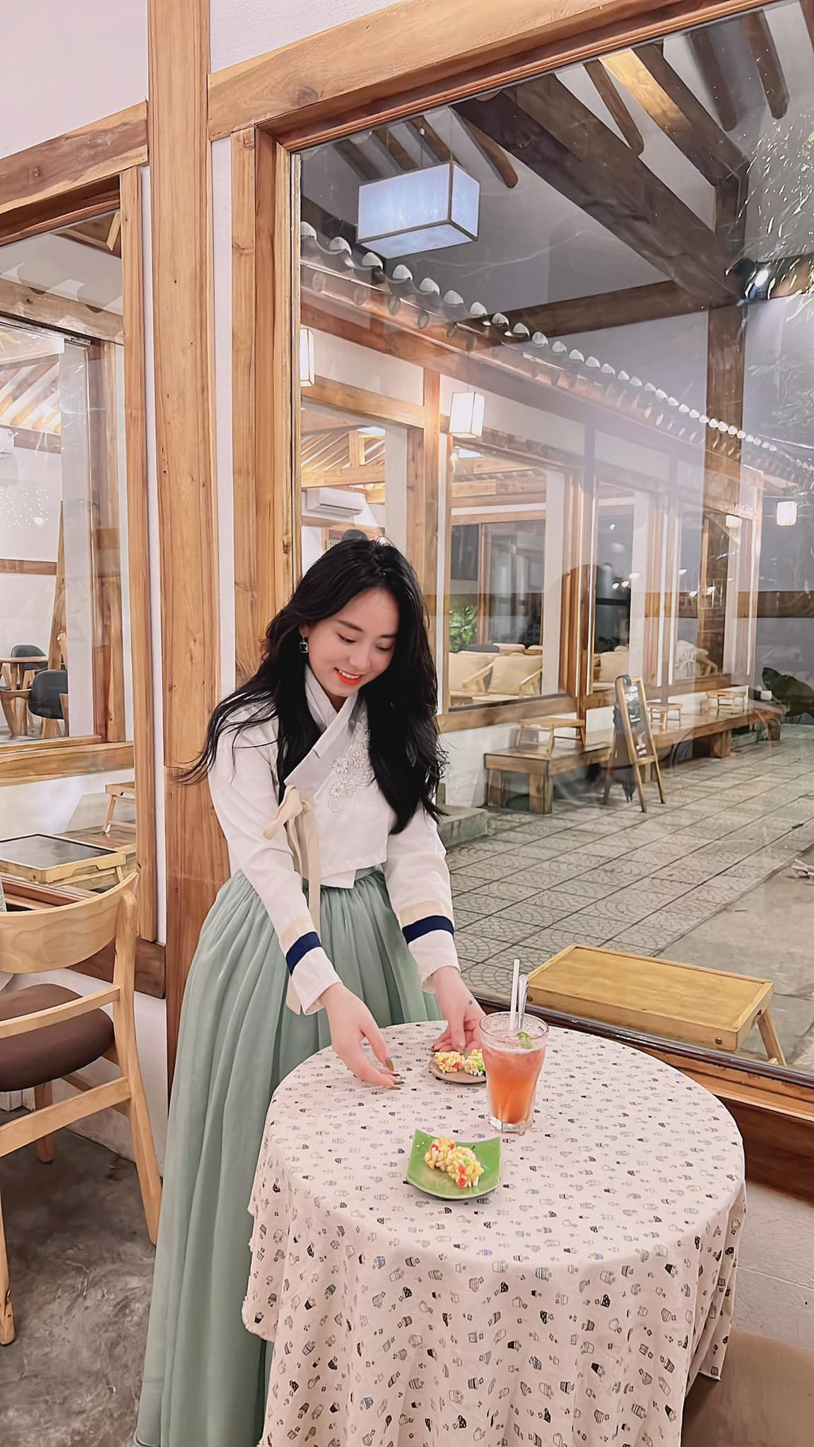 Sau khi chia tay, cô giáo Minh Thu đã gỡ hết ảnh đôi của cả hai, chỉ đăng ảnh xinh đẹp của bản thân và không nhắc gì tới người cũ.