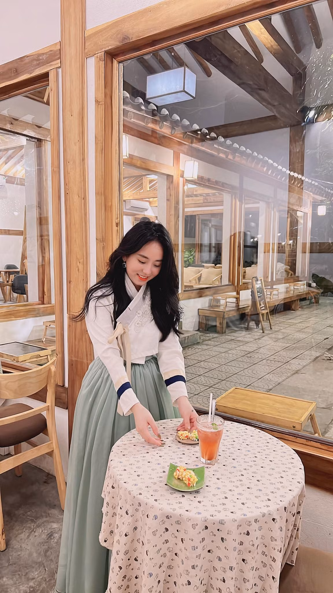 Sau khi chia tay, cô giáo Minh Thu đã gỡ hết ảnh đôi của cả hai, chỉ đăng ảnh xinh đẹp của bản thân và không nhắc gì tới người cũ.