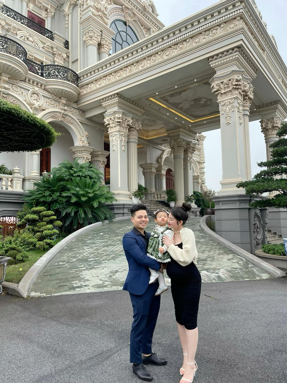 Hiện tại cô nàng đang là một trong những "hot mom" được quan tâm nhất nhì mạng xã hội nhờ sở hữu vẻ đẹp dịu dàng, cuộc sống gia đình viên mãn cùng sự giàu sang hiếm ai có được.