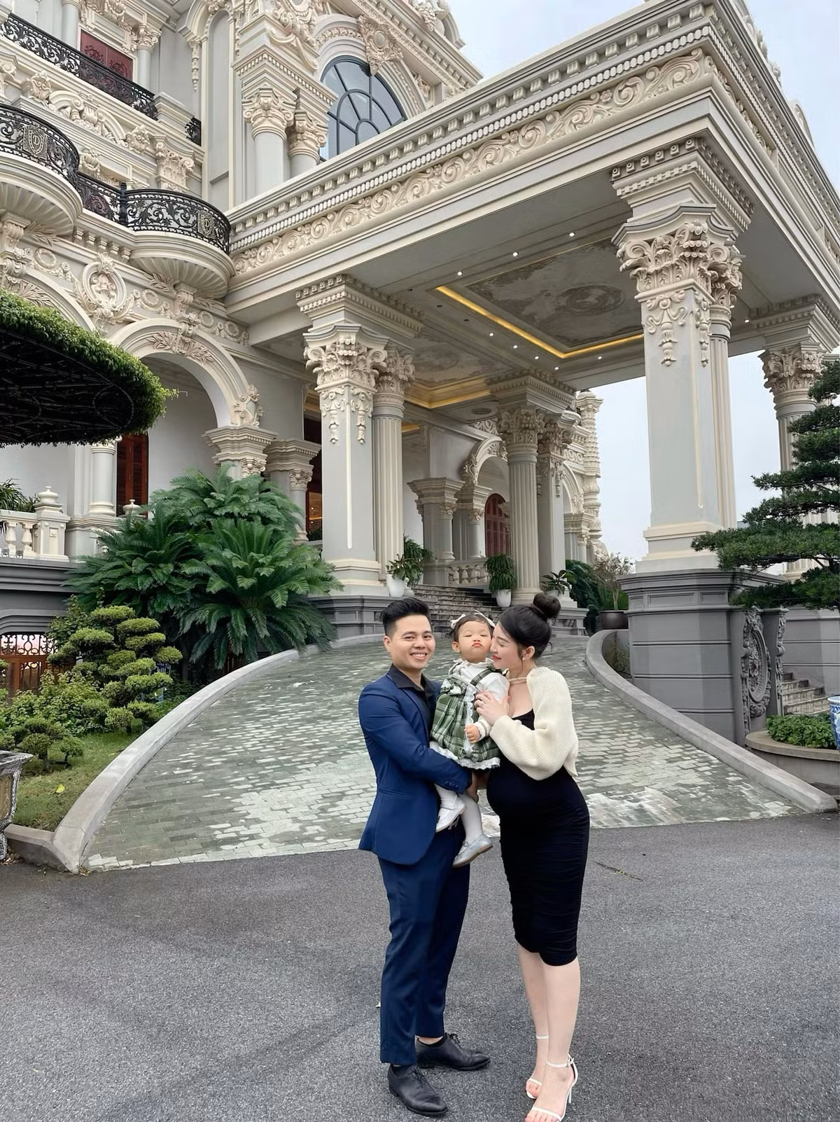 Hiện tại cô nàng đang là một trong những "hot mom" được quan tâm nhất nhì mạng xã hội nhờ sở hữu vẻ đẹp dịu dàng, cuộc sống gia đình viên mãn cùng sự giàu sang hiếm ai có được.