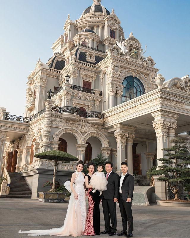 Sau đó, mọi nhất cử nhất động của vợ chồng cô dâu 200 cây vàng Nam Định đều được cư dân mạng cập nhật.