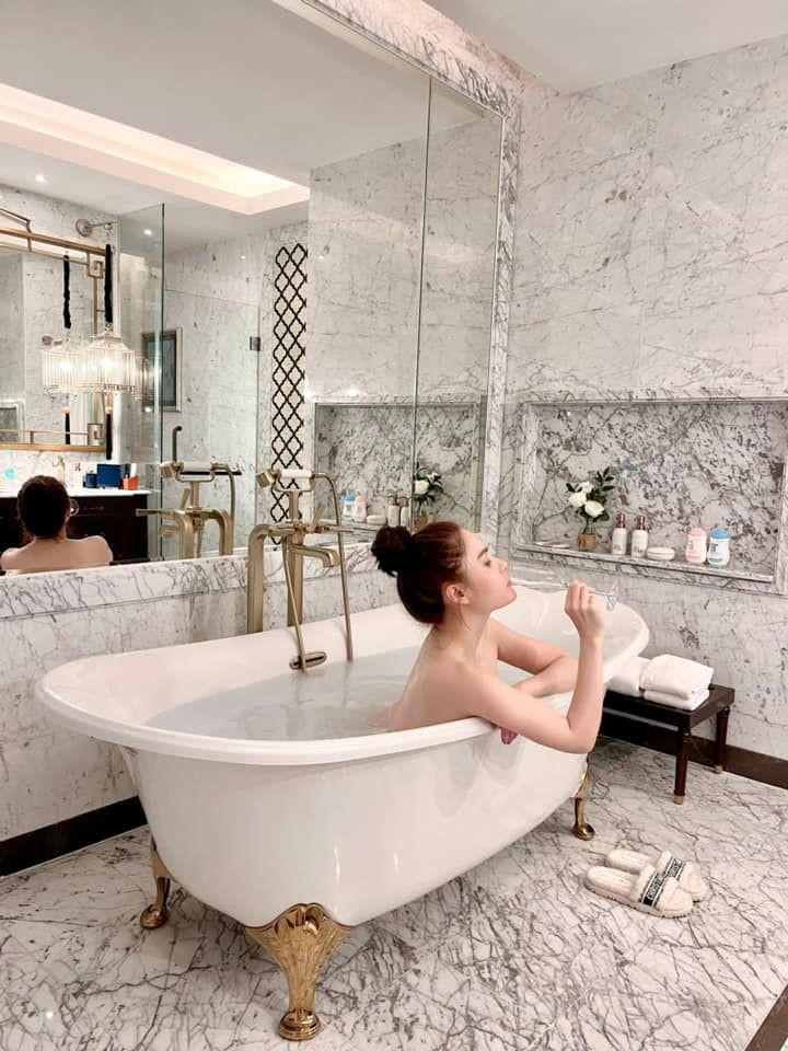 Trên Facebook cá nhân, nữ đại gia mới đây gây chú ý khi đăng tải khoảnh khắc nóng bỏng. Hình ảnh ghi lại, cô trong tình trạng không tấm vải che thân, thư giãn với bồn tắm cùng ly rượu.