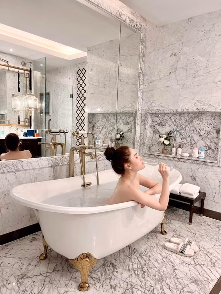 Trên Facebook cá nhân, nữ đại gia mới đây gây chú ý khi đăng tải khoảnh khắc nóng bỏng. Hình ảnh ghi lại, cô trong tình trạng không tấm vải che thân, thư giãn với bồn tắm cùng ly rượu.