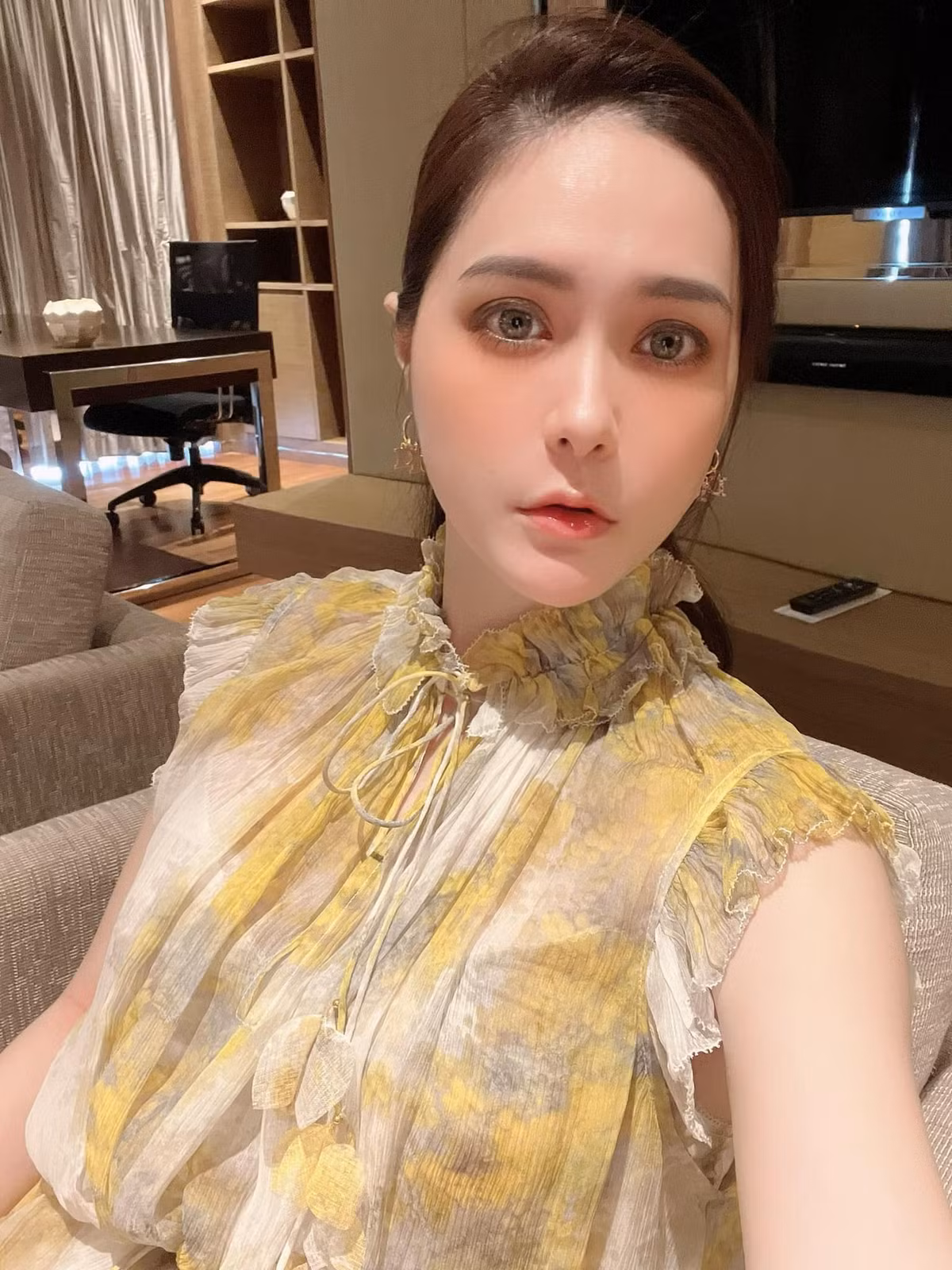 Ai cũng phải trầm trồ trước thần thái, vóc dáng nuột nà, làn da trắng mịn màng của bà xã doanh nhân Nguyễn Quốc Vũ.