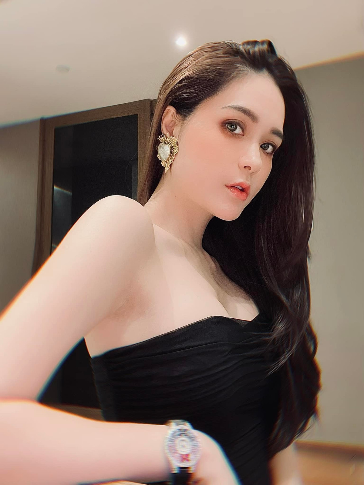 Đoàn Di Băng được nhiều mẹ bỉm sữa yêu mến và không kém phần ghen tị bởi nhan sắc cùng cuộc sống hôn nhân hạnh phúc bên chồng đại gia là doanh nhân Nguyễn Quốc Vũ.