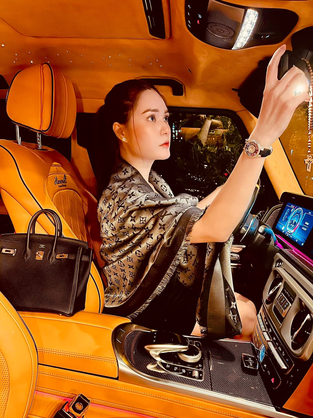 Bên cạnh siêu xe, hàng hiệu, Đoàn Di Băng còn gây sốt hơn với vòng eo con kiến, phần "cơ bụng số 11" mơ ước của nhiều cô gái.