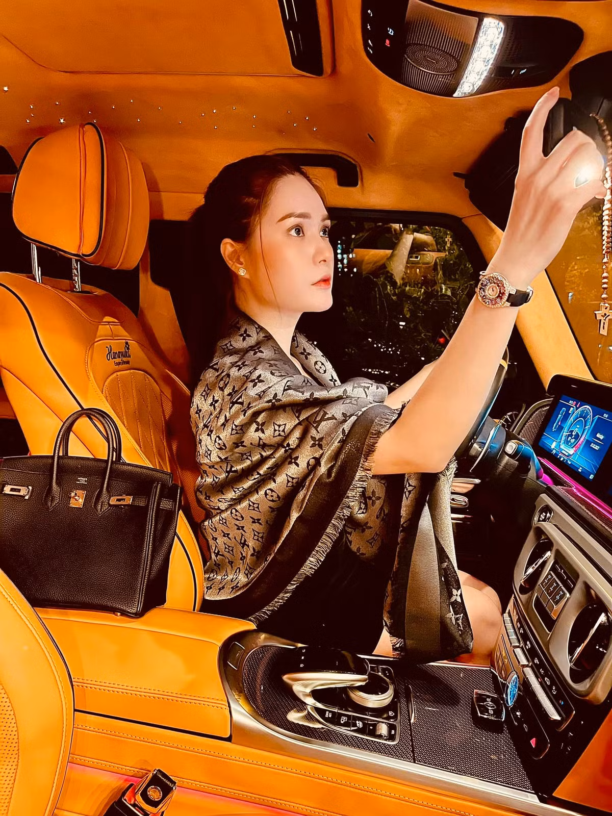 Bên cạnh siêu xe, hàng hiệu, Đoàn Di Băng còn gây sốt hơn với vòng eo con kiến, phần "cơ bụng số 11" mơ ước của nhiều cô gái.