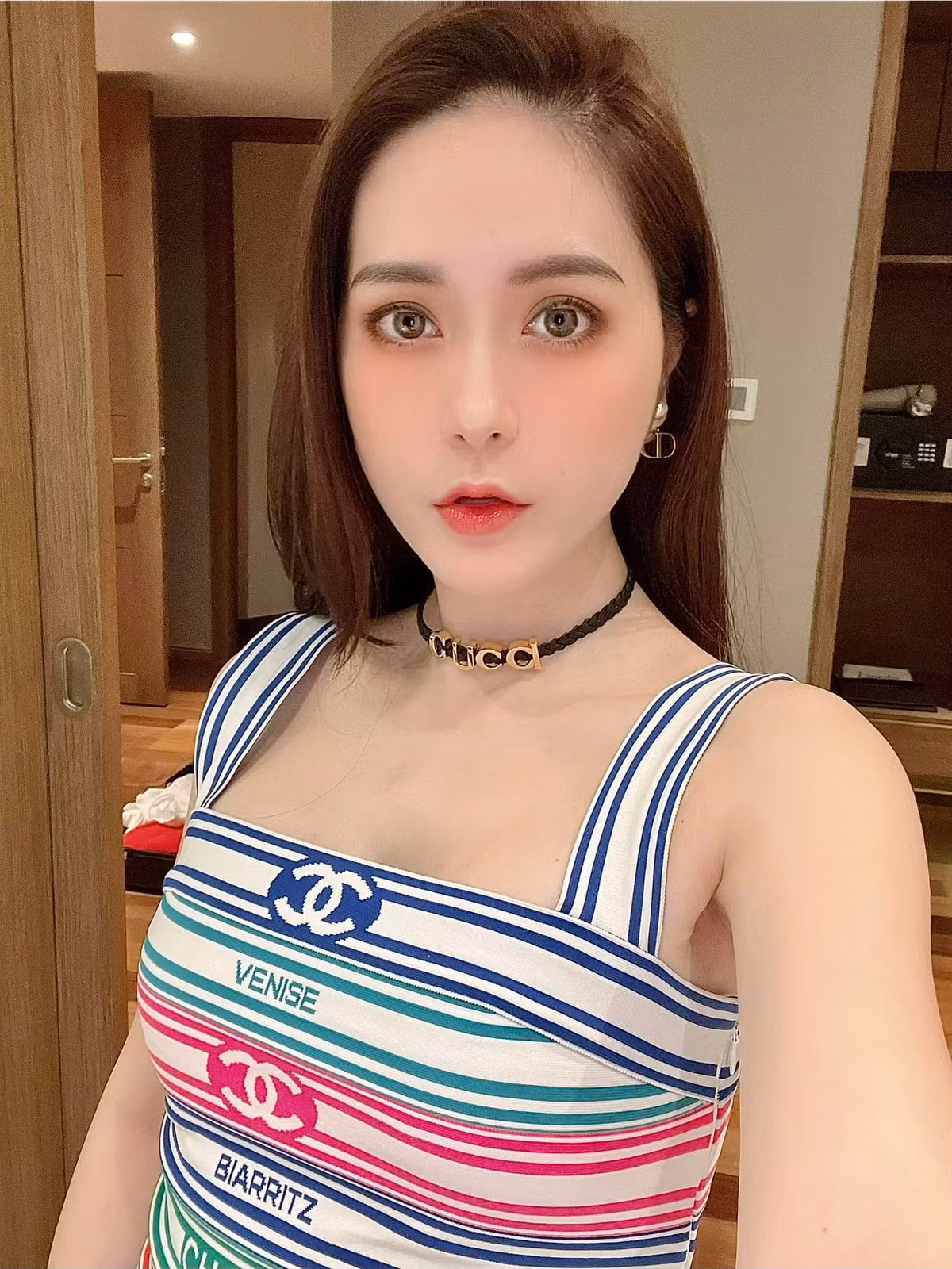 Để sở hữu nhan sắc như hiện tại nữ đại gia chăm chỉ skincare và đi spa. Thậm chí, nữ đại gia còn dẫn cả chồng đi cùng.