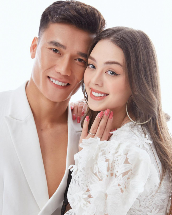 Chàng thủ môn xứ Thanh cũng đã đưa bạn gái về ra mắt bố mẹ và còn đón năm mới cùng gia đình vào dịp Tết nguyên đán Tân Sửu.