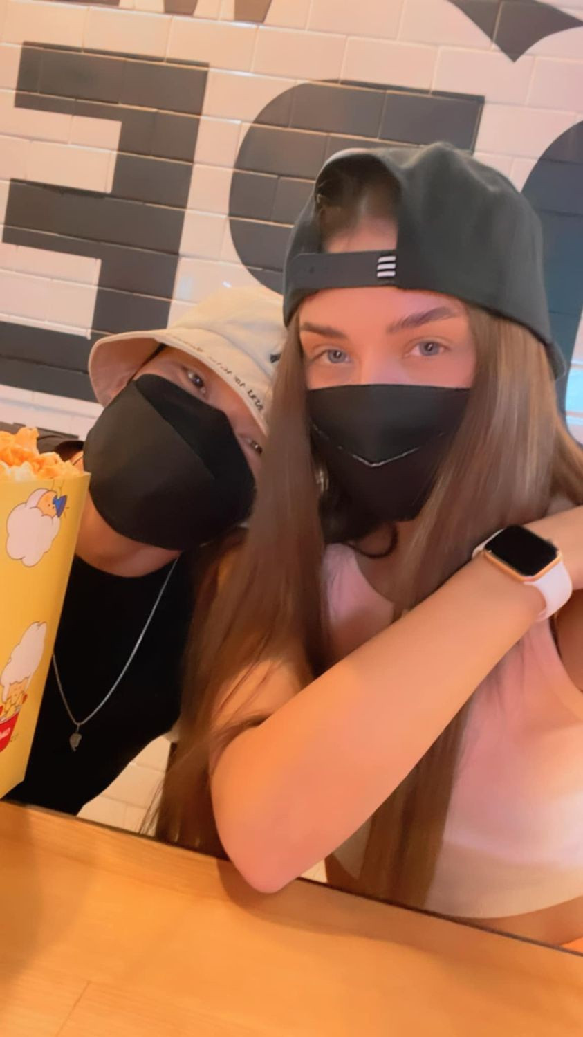 Khoảnh khắc của cặp đôi cho thấy tình cảm Bùi Tiến Dũng và bạn gái mẫu Tây ngày càng tiến triển, mặn nồng.