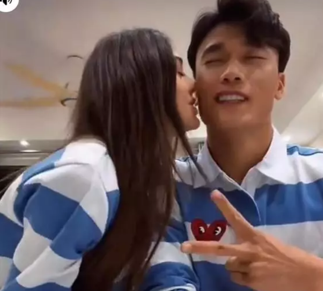 Được bạn gái hôn, chàng thủ môn họ Bùi tỏ ra thích thú, cười hạnh phúc. Anh sau đó không ngại khoe clip trên mạng xã hội.