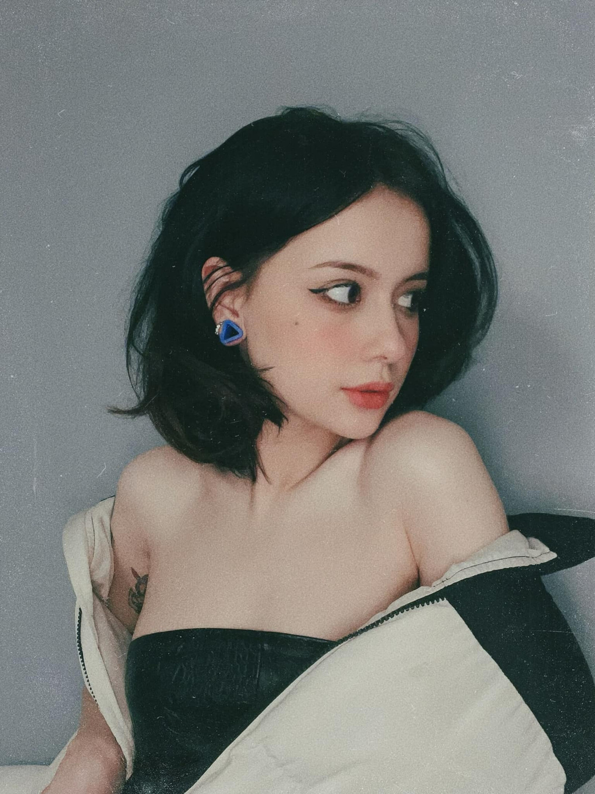 Năm 17 tuổi, cô tự vào TP HCM để tìm kiếm cơ hội trở thành người mẫu. Sau nhiều khó khăn cùng sự nỗ lực không ngừng nghỉ, cô được một công ty thời trang kí hợp đồng làm việc.