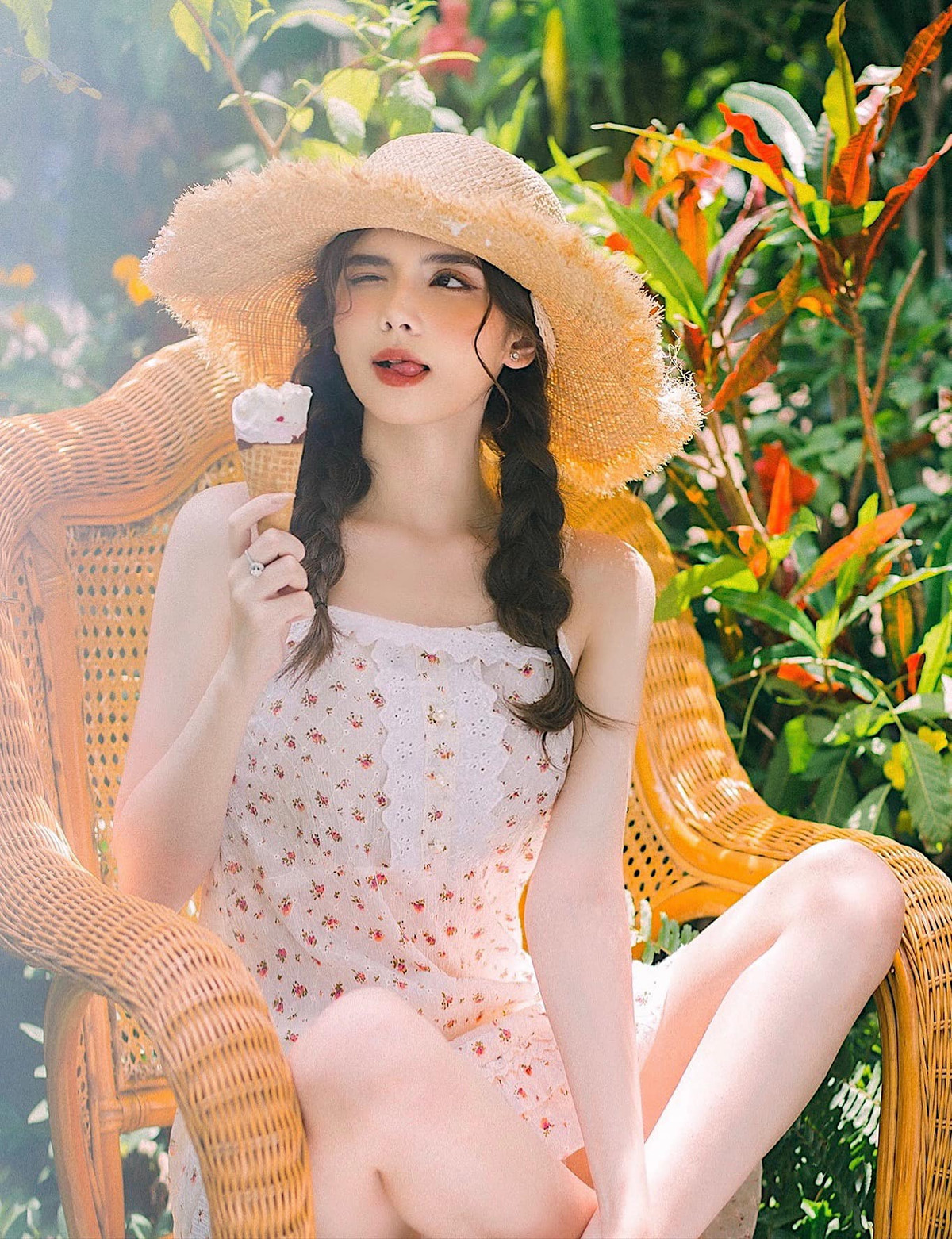 O’sullivan Xuân Mai sinh năm 2002, là một trong những hot girl lai nổi tiếng trên nền tảng TikTok nhờ sở hữu vẻ đẹp lai Tây ấn tượng.