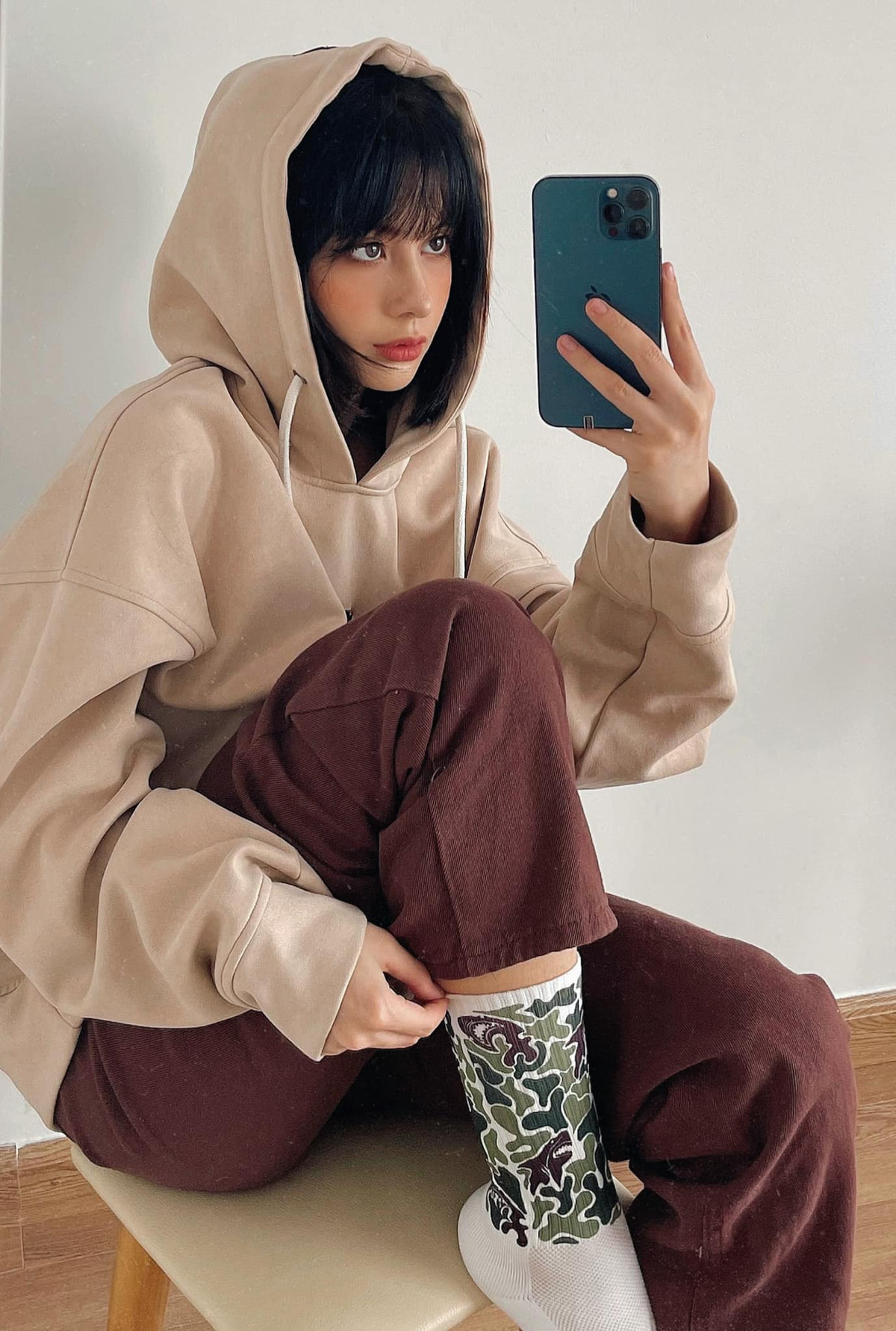 Ở ngoài đời, "thiên thần lai" chuộng mặc váy áo ôm sát cơ thể, tôn vóc dáng phổng phao tuổi đôi mươi.