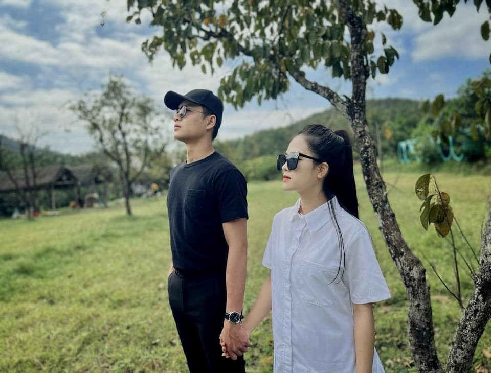 Trước đó, nam diễn viên Anh Tú cũng xác nhận đang yêu tình cũ Quang Hải. Anh Tú thân mật gọi Huyền My là vợ tương lai.