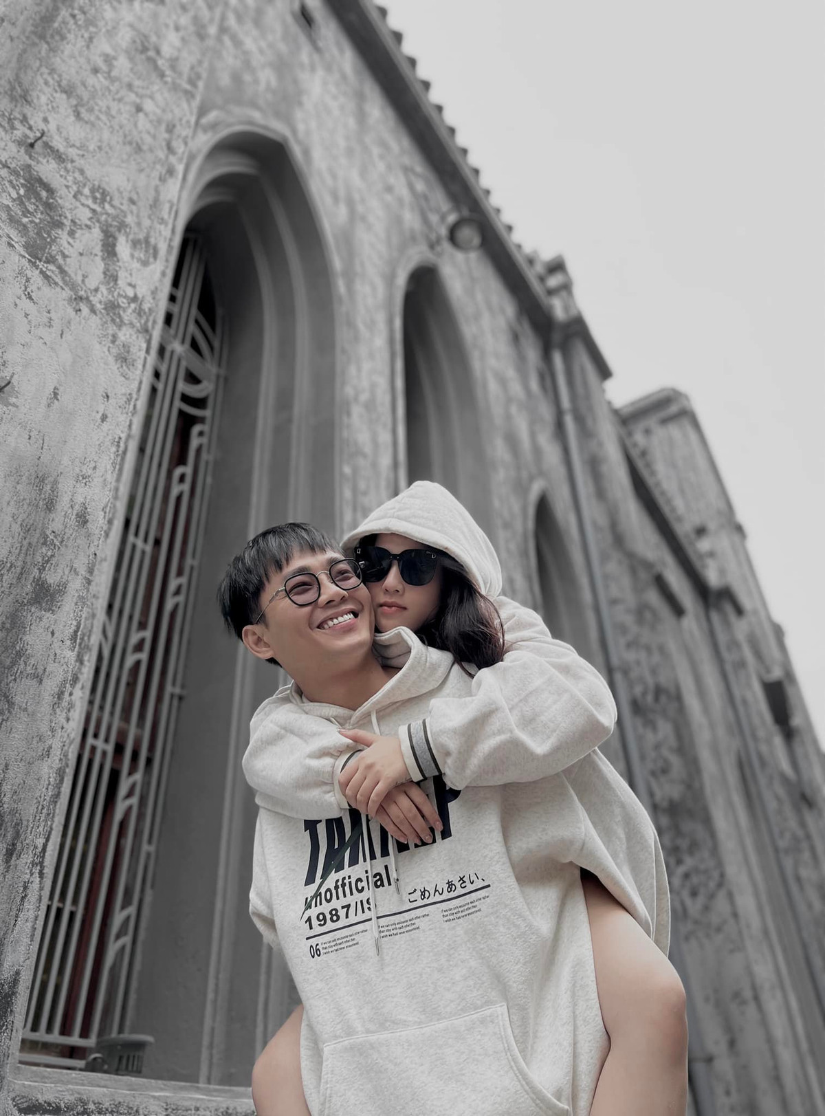 Anh chàng cho biết cảm thấy may mắn khi cưới được người vợ như Huyền My. Nam diễn viên tiết lộ cặp đôi chính thức yêu đương vào khoảng tháng 7/2021.