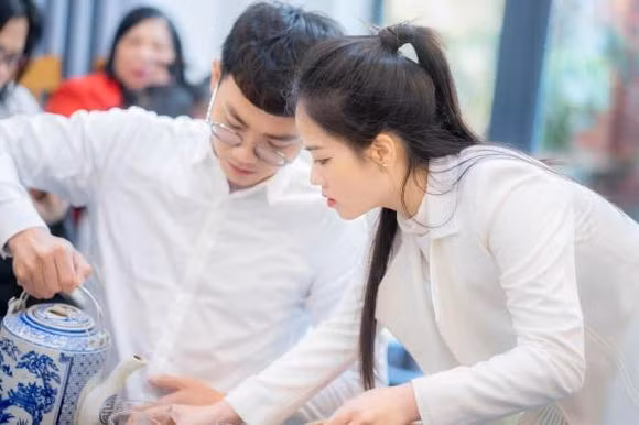 Dưới bài đăng rất nhiều gửi lời chúc phúc cho cặp đôi. Đáp lại Huyền My cho biết, cô sắp bay ra Hà Nội để gửi thiệp hồng.