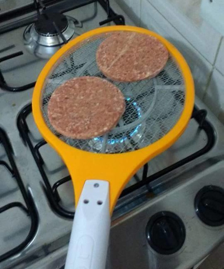 Sáng chế đầy bất ngờ này quả thực không ai ngờ tới, chiếc vợt muỗi bằng điện lại có thể dùng như vỉ nướng thịt.