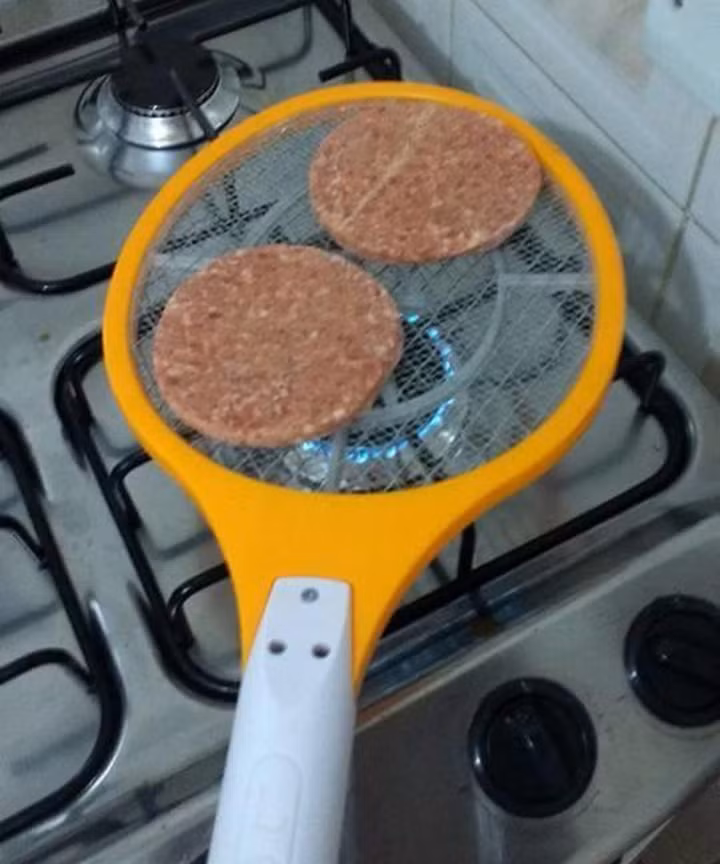 Sáng chế đầy bất ngờ này quả thực không ai ngờ tới, chiếc vợt muỗi bằng điện lại có thể dùng như vỉ nướng thịt.