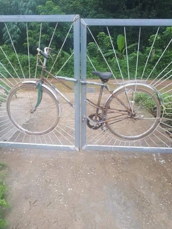 Nhà còn chiếc xe đạp cổ, chạy không được nữa mà bỏ đi thì tiếc nên chủ nhân của nó lấy luôn làm vật trang trí.