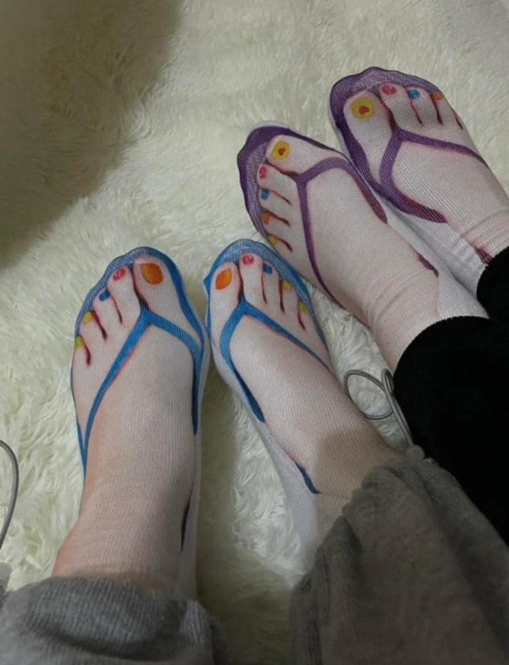 Tuy là chiếc tất thế nhưng nhìn vào không khác gì đôi dép xỏ ngón, món đồ 2 trong 1 khiến cư dân mạng chắp tay bái phục.