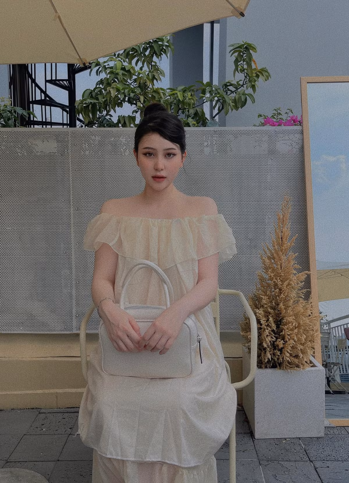 Theo nhận xét của nhiều dân mạng, hot girl Wilson Nhật Anh không phải kiểu mảnh mai mà cô nàng lại mũm mĩm, trắng trẻo trông cực kì thu hút.