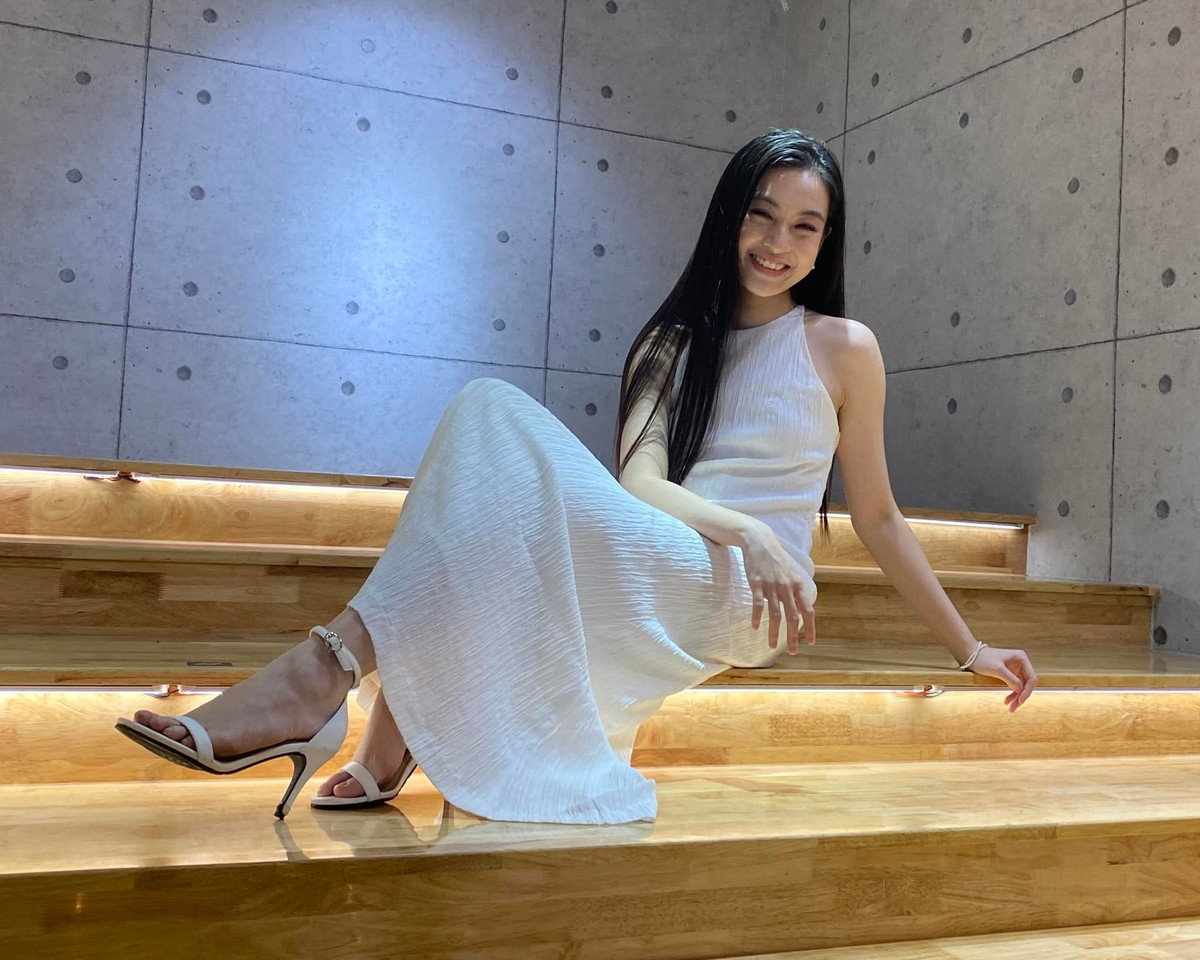 Thảo Tâm không sở hữu vóc dáng thon gọn, mình hạc xương mai như thường thấy, thậm chí trong một số hình ảnh còn thấy rõ ngấn bụng.