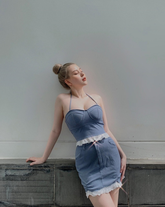 Tuy mới ít tuổi nhưng hot girl lai Việt - Mỹ này đã sở hữu nhan sắc và body "mặn mà" không thua bất cứ người đẹp nào.