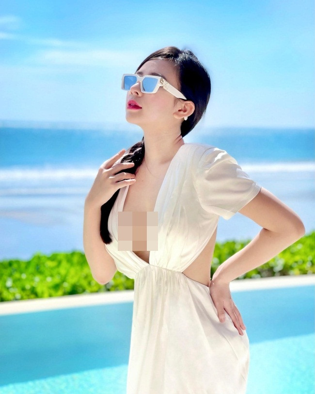 Nhờ lợi thế ngoại hình đẹp, Phương Bora tự tin lăng xê nhiều xu hướng thời trang hot.