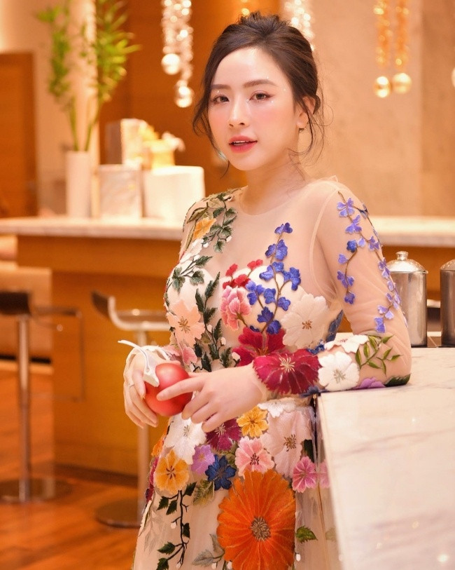 Không chỉ thế, Phương Bora còn có thú chơi hàng hiệu xa xỉ, khi sở hữu nhiều chiếc túi Hermès có giá đắt đỏ.