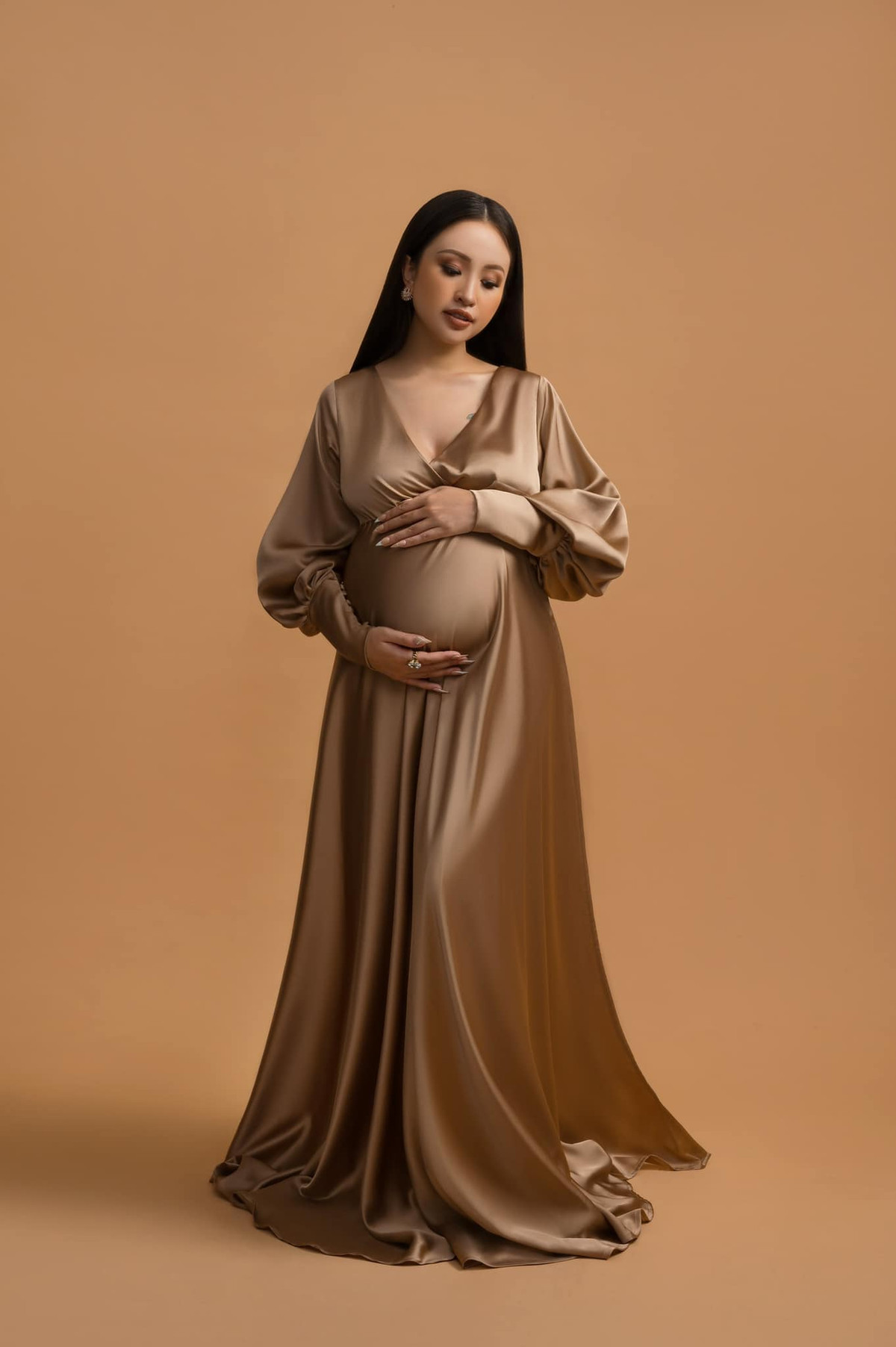 Có thể thấy dù đang ở những tháng cuối thai kỳ nhưng Vân Hugo vẫn vô cùng nhuận sắc.