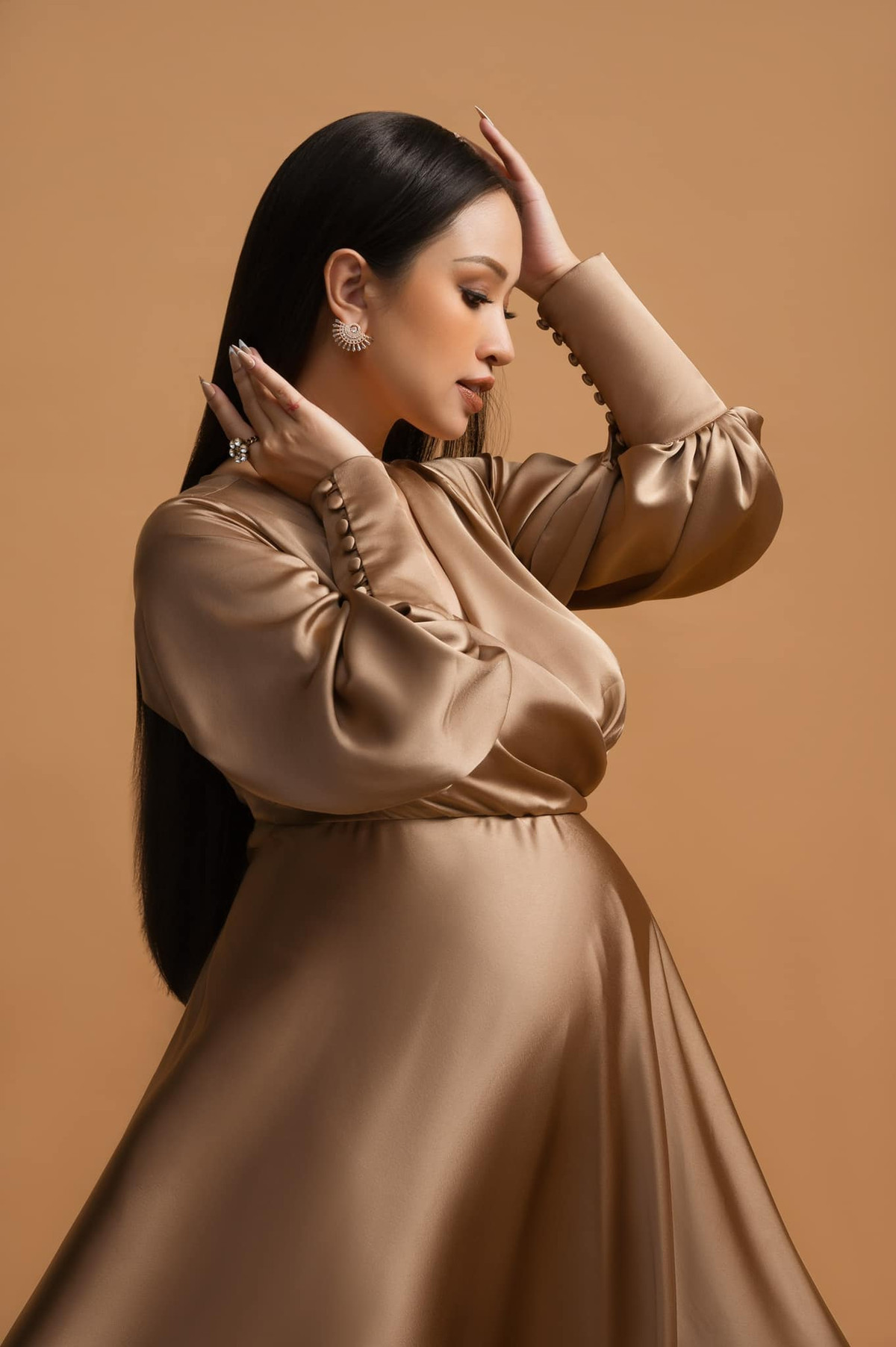 Ngoài vòng 2 lớn, gương mặt và tay chân của mỹ nhân ở tuổi 37 không có quá nhiều sự thay đổi.