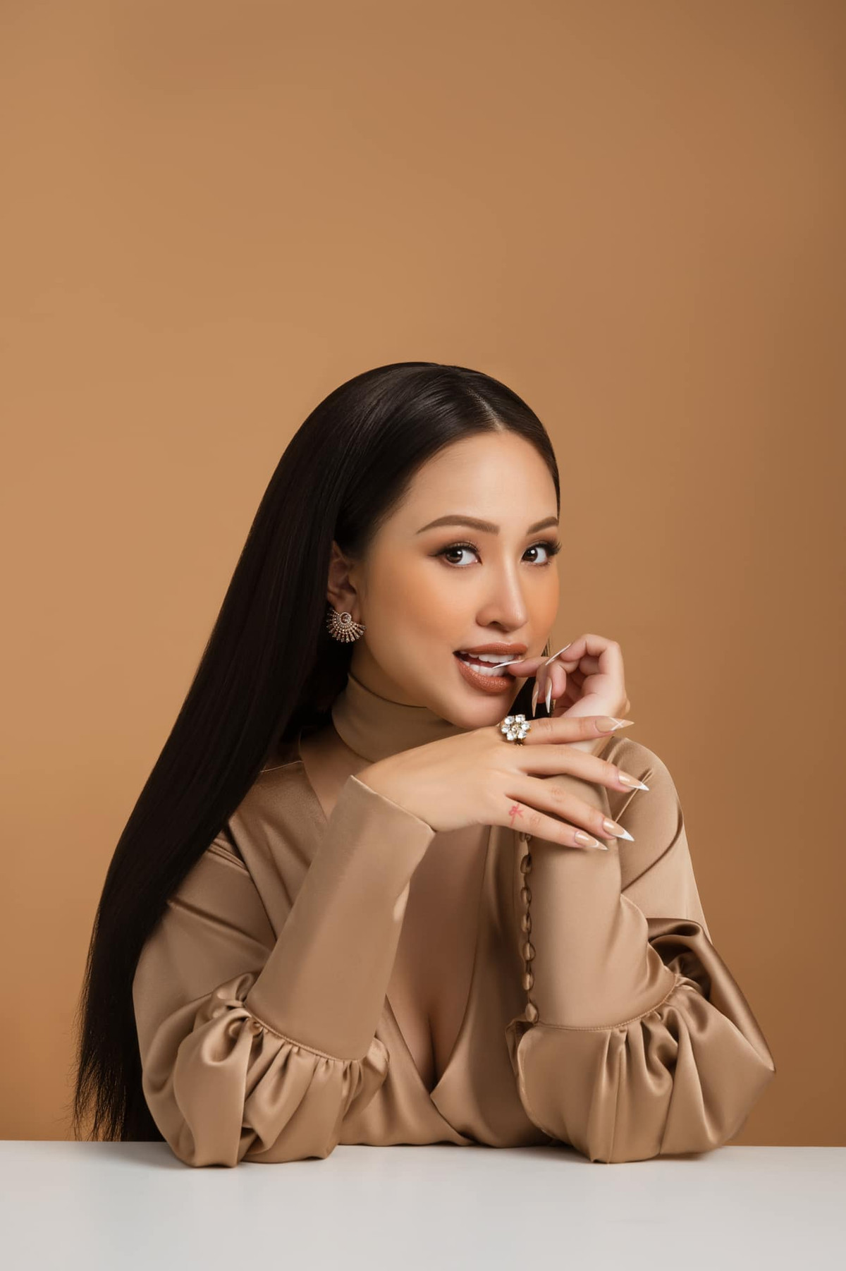 Khi chụp bộ ảnh bầu, người đẹp không quá đầu tư vào bối cảnh, mà tập trung khoe triệt để nét đẹp thiêng liêng của người phụ nữ đang mang thai.