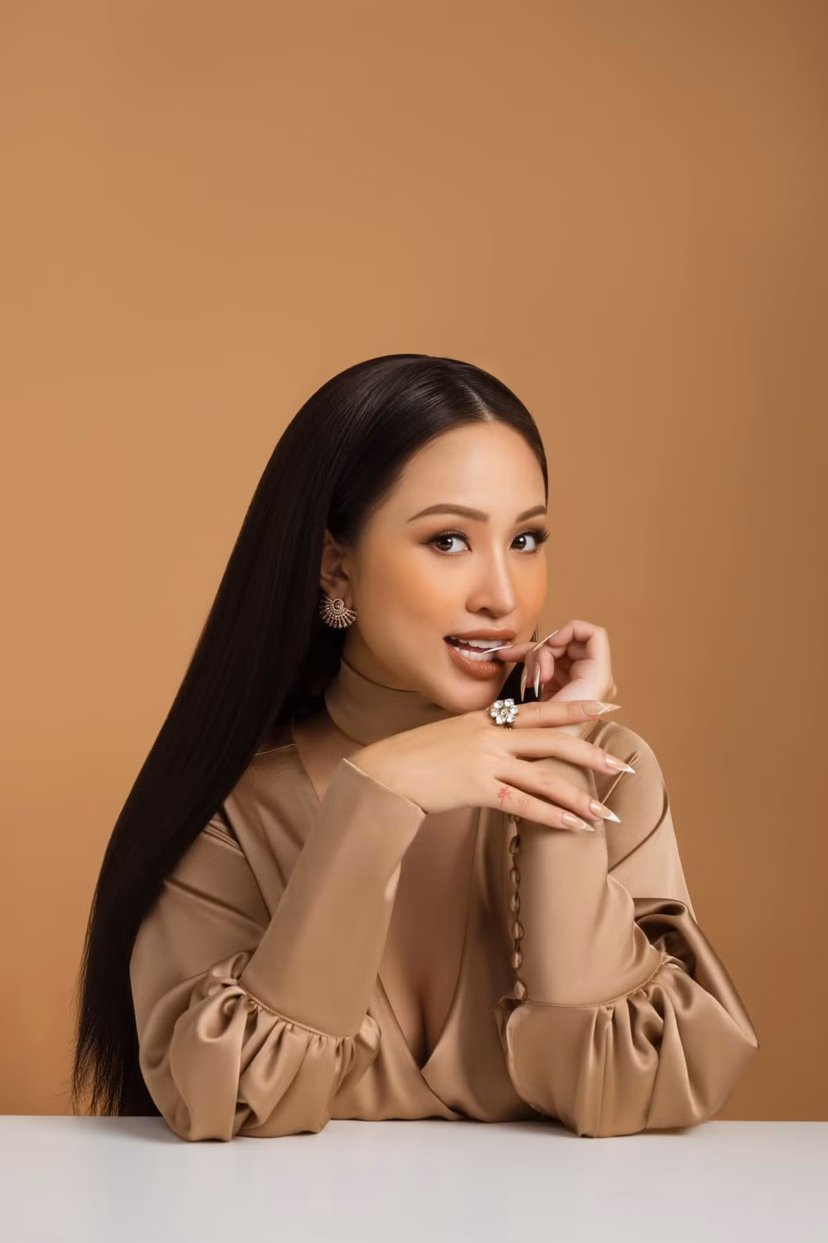 Khi chụp bộ ảnh bầu, người đẹp không quá đầu tư vào bối cảnh, mà tập trung khoe triệt để nét đẹp thiêng liêng của người phụ nữ đang mang thai.