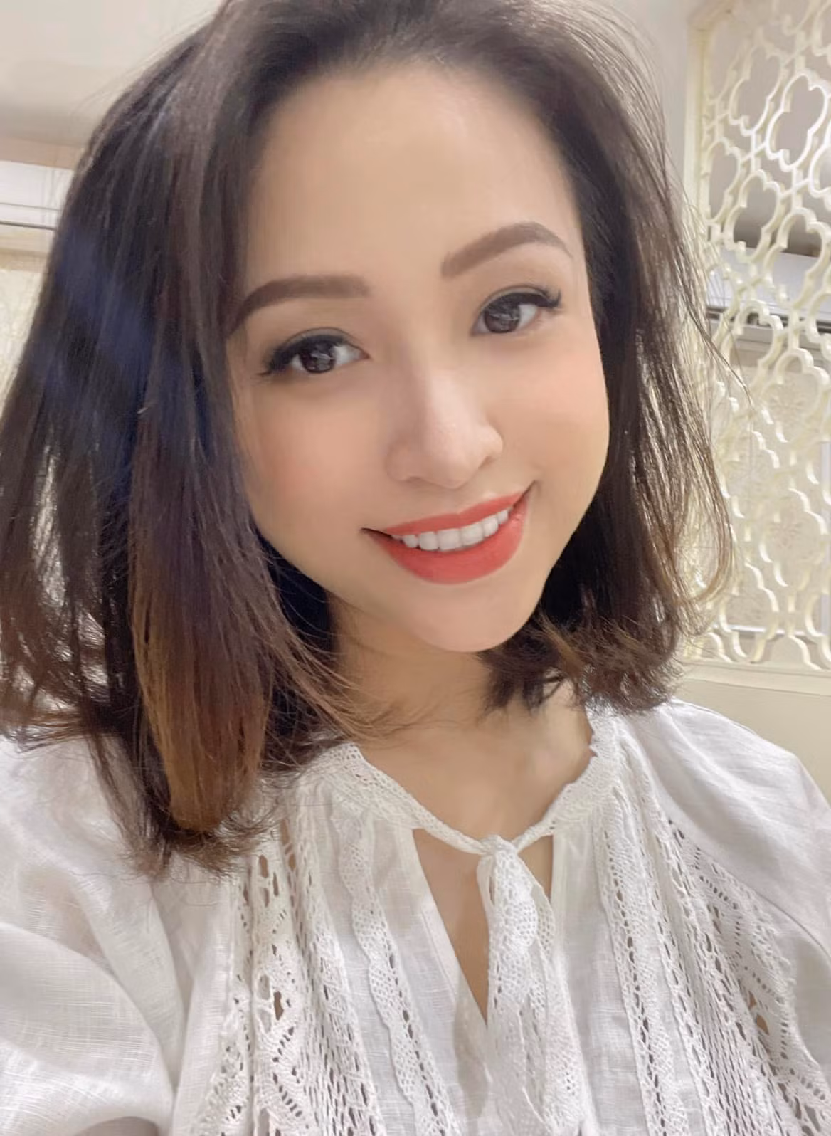 Sau một thời gian dài hẹn hò, MC Vân Hugo và bạn trai đã về chung một nhà từ tháng 7/2020. Vân Hugo đang mang thai nhóc tỳ thứ 2 sau 3 năm hẹn hò bạn trai doanh nhân.