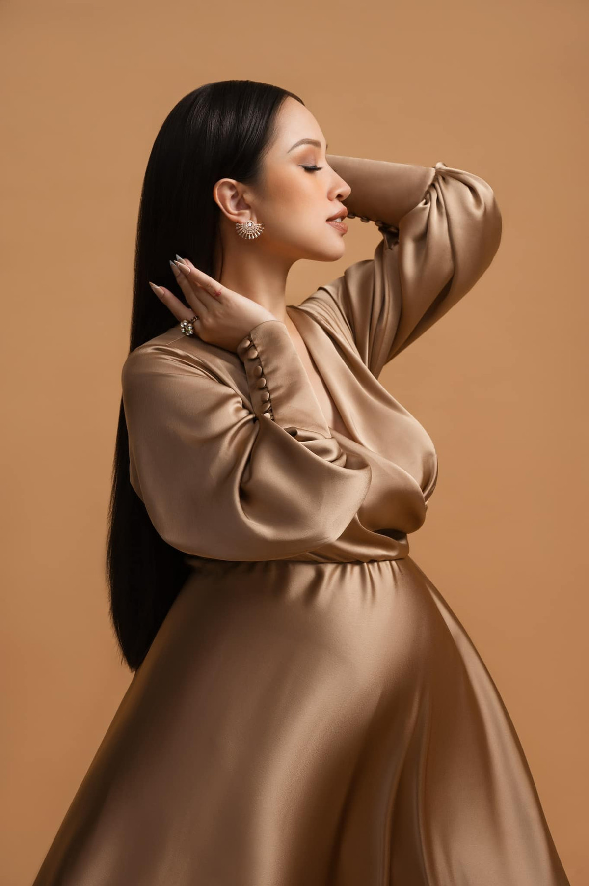 Vốn gắn với hình ảnh nhẹ nhàng trong lần thứ 2 mang thai nhưng lần này cựu hot girl Hà thành lại chọn trang điểm kiểu Tây, có phần sang trọng, ấn tượng hơn.