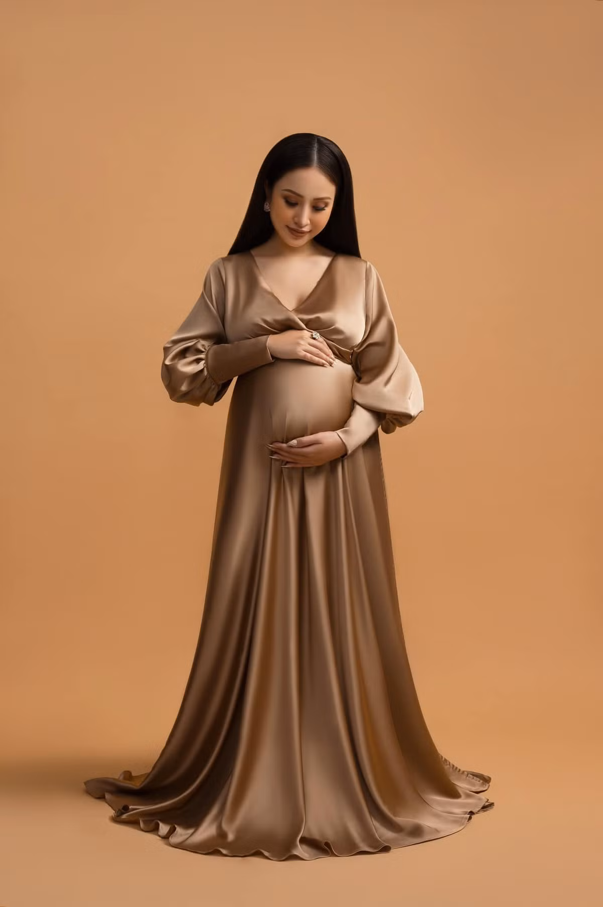 Vân Hugo nhận nhiều lời khen "có cánh" cho diện mạo xinh đẹp, thần sắc rạng rỡ.