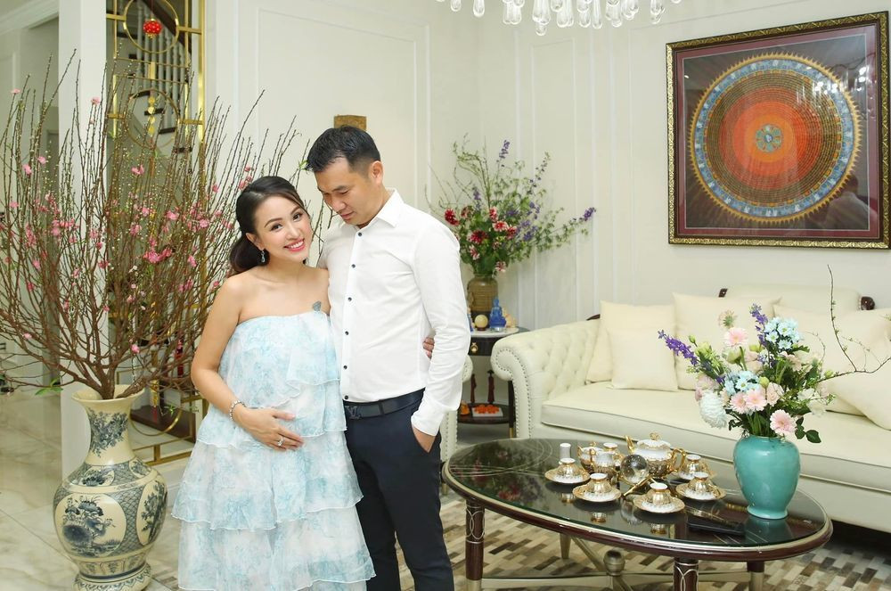 Vân Hugo là cựu hot girl quen mặt với thế hệ 8x, cô từng là người dẫn chương trình một số gameshow nổi tiếng, tham gia đóng phim.