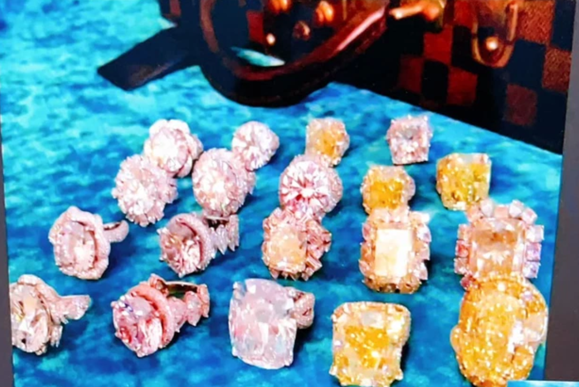 Đáng nhớ nhất có lẽ là bộ sưu tập kim cương "siêu to khổng lồ" trị giá "sương sương" vài chục triệu đô la của bà Phương Hằng.