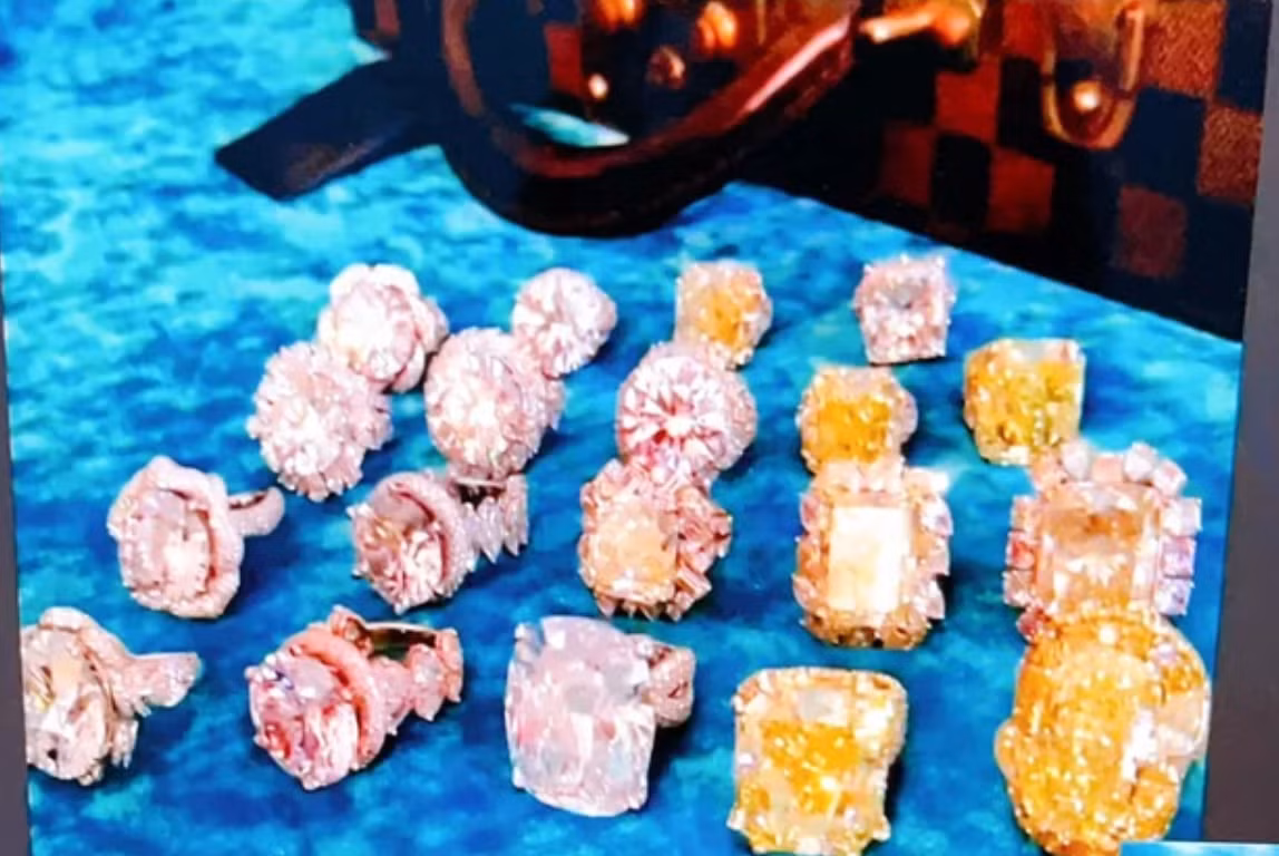 Đáng nhớ nhất có lẽ là bộ sưu tập kim cương "siêu to khổng lồ" trị giá "sương sương" vài chục triệu đô la của bà Phương Hằng.