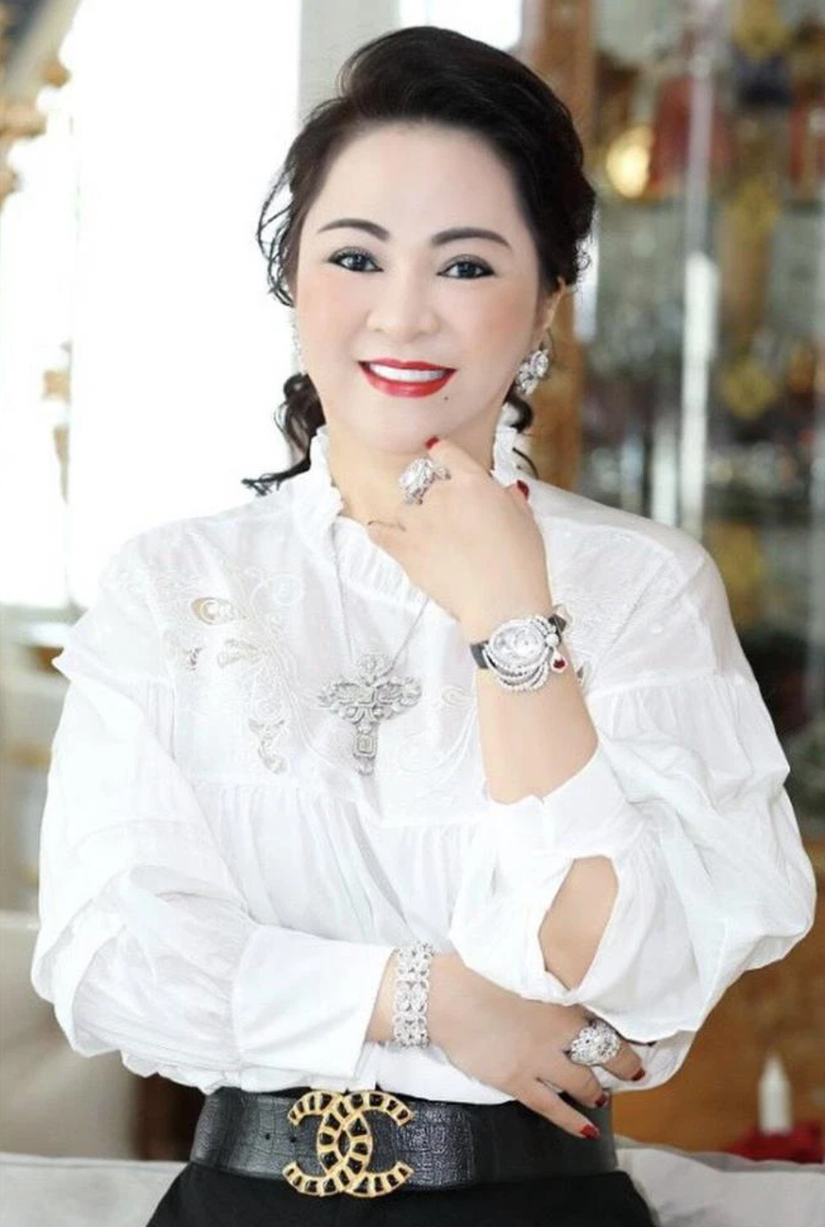 Không chỉ nổi tiếng với những buổi livestream có nội dung thông tin không kiểm chứng, liên quan đến đời tư của người khác, bà Phương Hằng còn khiến mọi người chú ý nhờ vào khối tài sản khổng lồ.