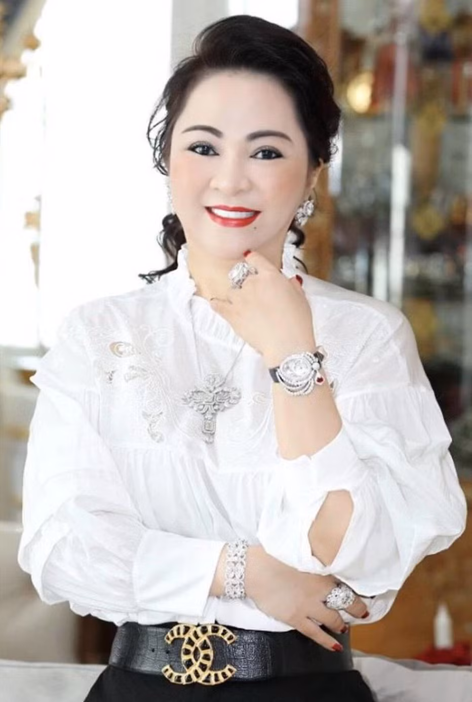 Không chỉ nổi tiếng với những buổi livestream có nội dung thông tin không kiểm chứng, liên quan đến đời tư của người khác, bà Phương Hằng còn khiến mọi người chú ý nhờ vào khối tài sản khổng lồ.