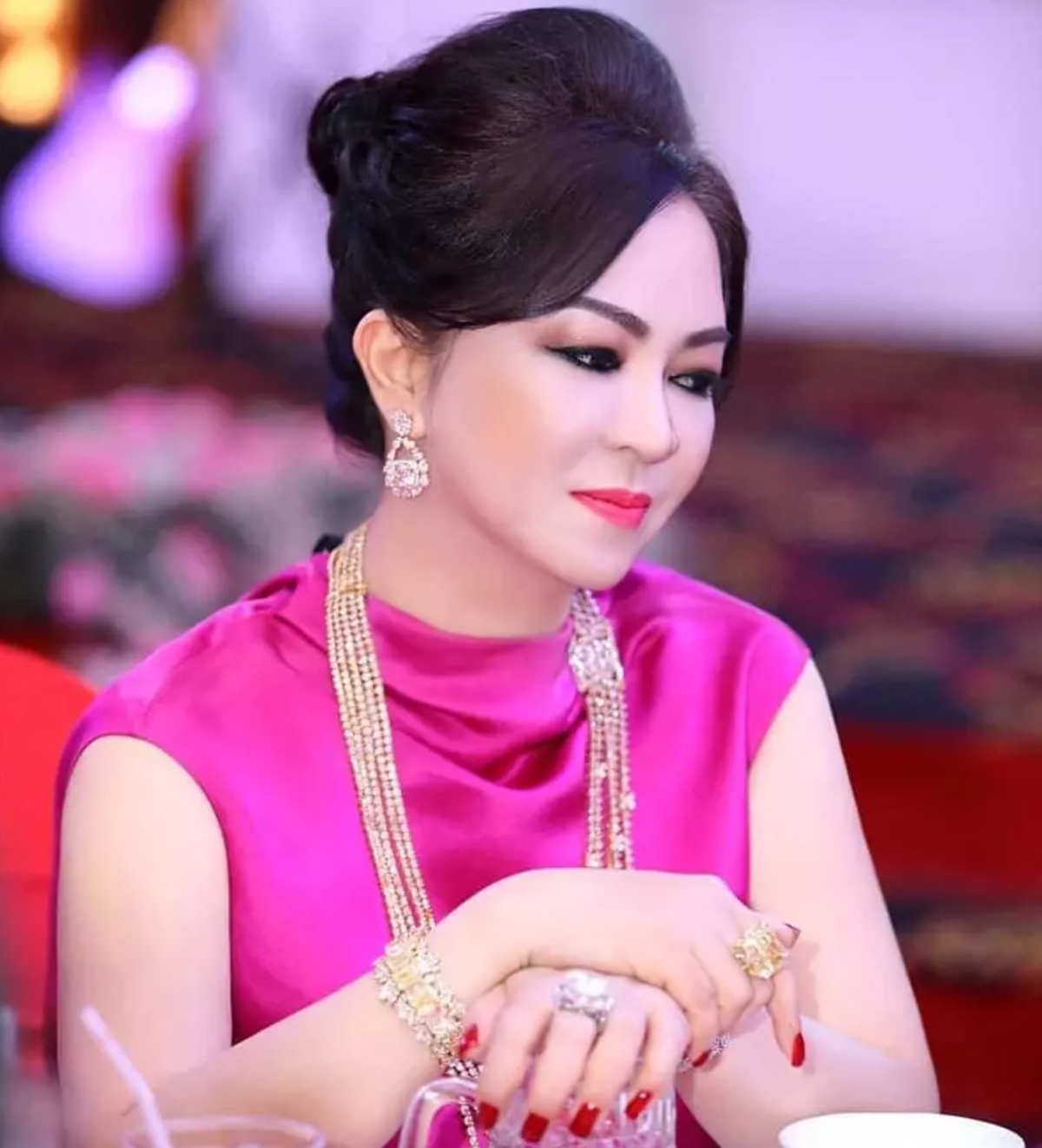 Đặc biệt nhất trong số đó phải kể đến viên kim cương nước D, có trọng lượng 45 carat. Được biết, dù sở hữu bộ sưu tập lên đến hàng chục triệu đô cho những viên kim cương giá trị này, bà Phương Hằng đã quyết định sau này già, bà sẽ dành tặng cho ái nữ 1 - 2 viên mà con gái mình yêu thích.