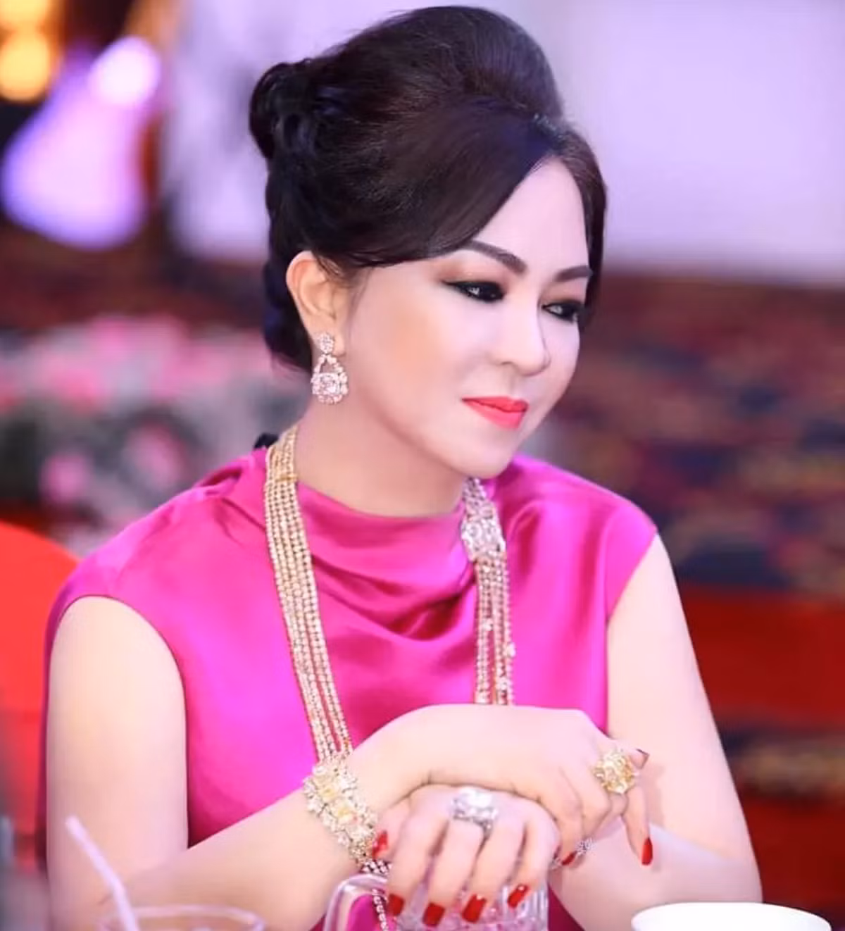 Đặc biệt nhất trong số đó phải kể đến viên kim cương nước D, có trọng lượng 45 carat. Được biết, dù sở hữu bộ sưu tập lên đến hàng chục triệu đô cho những viên kim cương giá trị này, bà Phương Hằng đã quyết định sau này già, bà sẽ dành tặng cho ái nữ 1 - 2 viên mà con gái mình yêu thích.