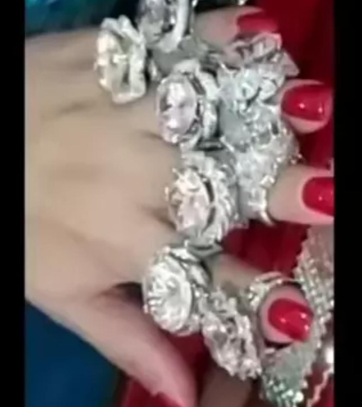 Bàn tay nặng trĩu kim cương siêu to khổng lồ của nữ doanh nhân khu du lịch Đại Nam từng là tâm điểm chú ý trên MXH.