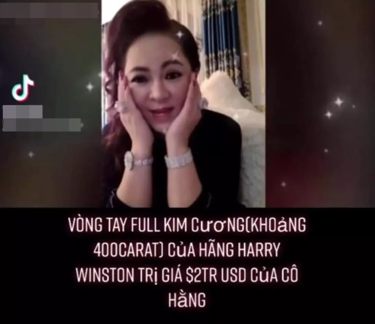 Ngoài những chiếc nhẫn kim cương size lớn, vợ ông Dũng "lò vôi" từng khoe khoảnh khắc đeo chiếc vòng full kim cương, một bên đeo đồng hồ và hai tay đeo kim cương to bằng hạt mít.
